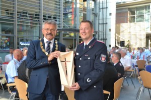 B_Vechta 125 Jahre Feuerwehr Präsent Bürgermeister Bild Wilke 02